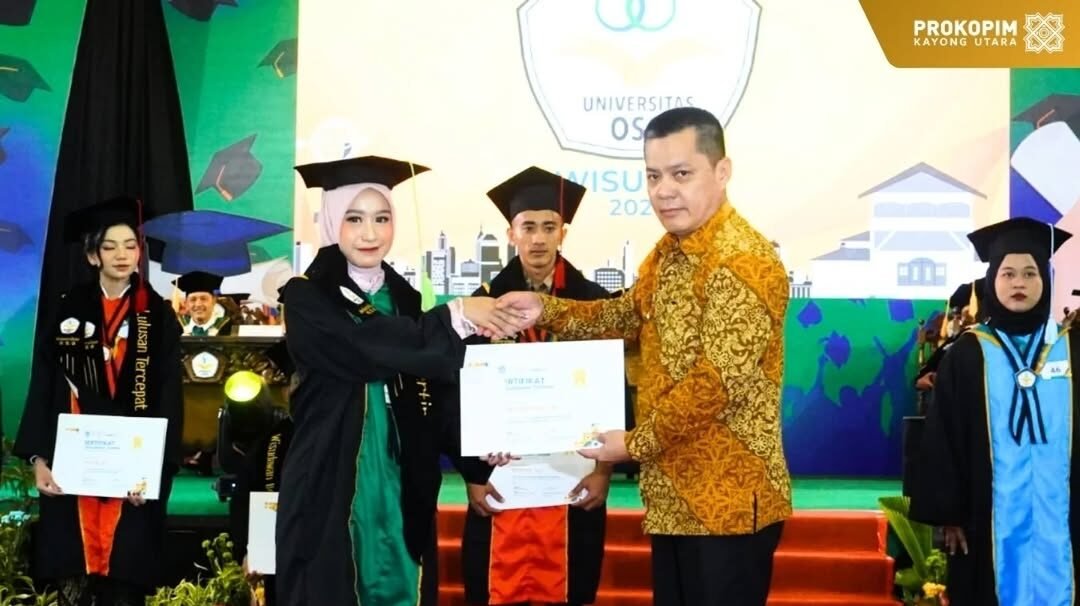 Bupati Kayong Utara Romi Wijaya menyerahkan piagam penghargaan kepada wisudawan terbaik asal Kayong Utara pada acara Wisuda ke-2 Universitas OSO di Pontianak. (Dok. HO/Faktakalbar.id)