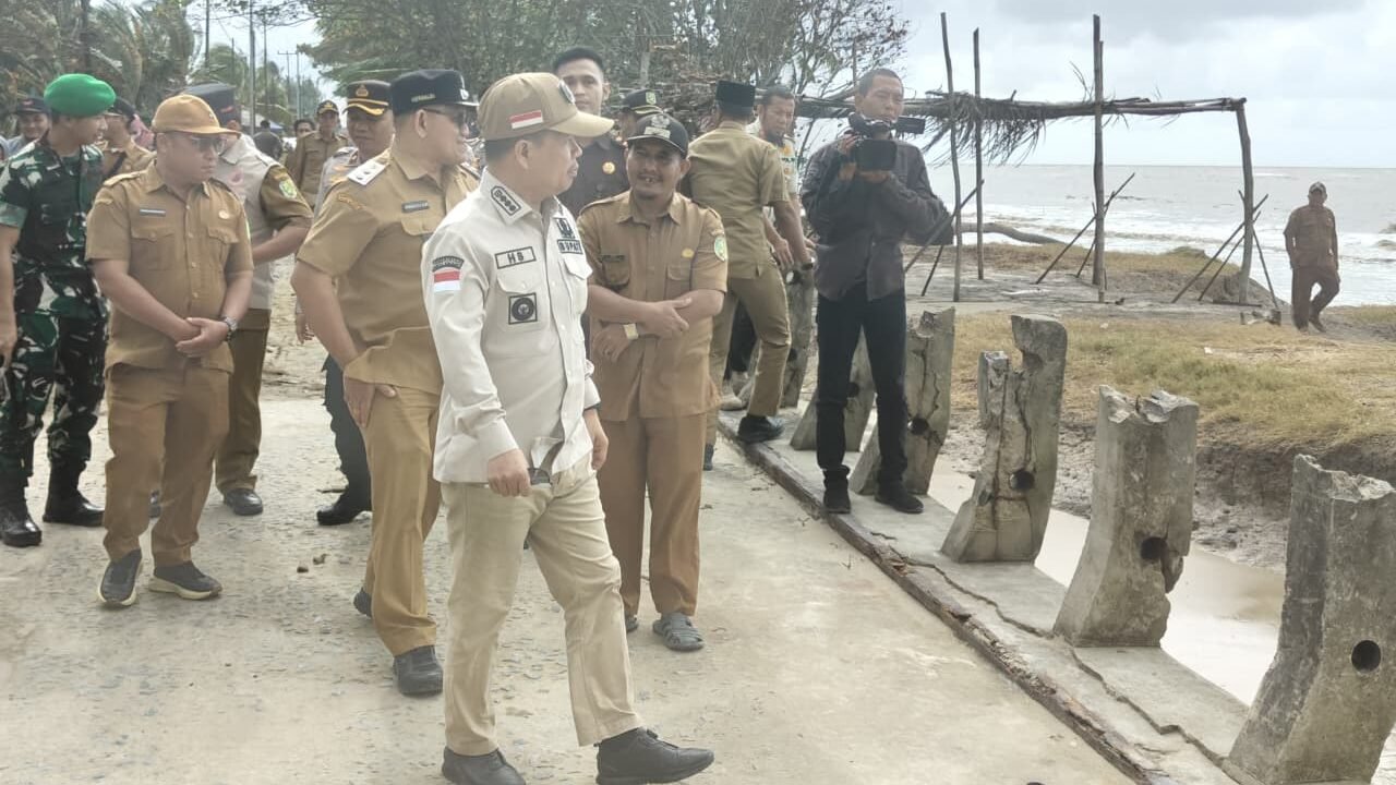 Bupati Sambas, Satono, bersama Wakil Bupati Heroaldi Djuhardi Alwi saat meninjau kondisi jembatan yang nyaris roboh akibat tergerus abrasi di Desa Matang Danau, Kecamatan Paloh, Selasa (13/1).