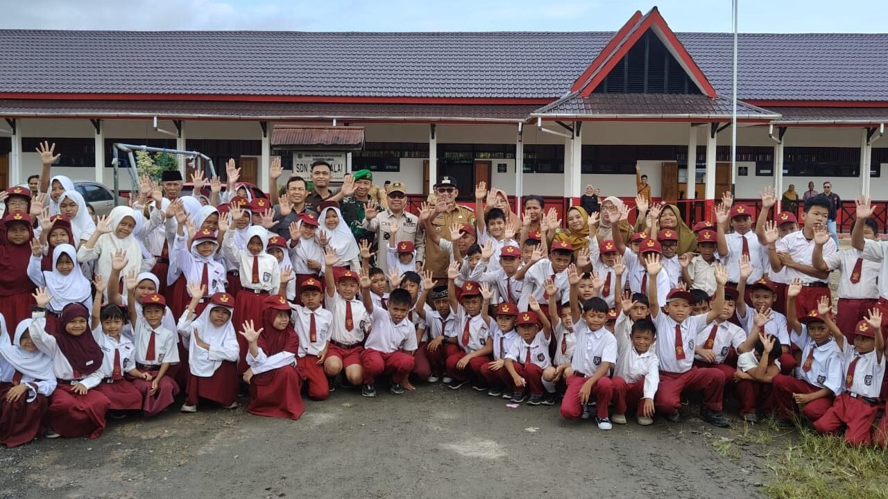 Bupati Satono resmikan hasil revitalisasi gedung sekolah SDN 3 Sempalai. Pemkab Sambas komitmen tingkatkan fasilitas demi cetak generasi emas.