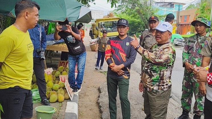 Bupati Sanggau, Yohanes Ontot, didampingi Kasat Pol PP saat memberikan teguran keras kepada pedagang yang berjualan di atas trotoar Jalan Perintis, Selasa (6/1).