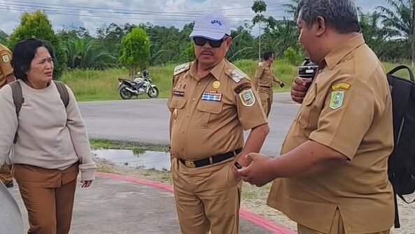 Bupati Sanggau, Yohanes Ontot, saat meninjau kondisi terkini kawasan Taman Sabang Merah, Senin (5/1/2026). (Dok. Ist)