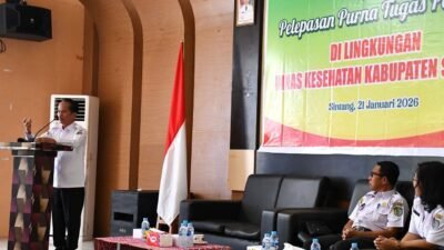 upati Sintang, Gregorius Herkulanus Bala, saat memberikan arahan dalam acara pisah sambut di Lingkungan Dinas Kesehatan Kabupaten Sintang, Rabu (21/1).