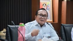 Bupati Kubu Raya Sujiwo memberikan keterangan pers mengenai sanksi tegas pemecatan bagi ASN yang terindikasi positif narkoba. (Dok. HO/Faktakalbar.id)