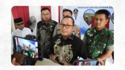 Bupati Kubu Raya Sujiwo didampingi jajaran TNI dan Polri memberikan keterangan pers terkait insentif relawan pemadam kebakaran usai Musrenbang di Rasau Jaya. (Dok. HO/Faktakalbar.id)