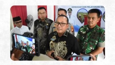 Bupati Kubu Raya Sujiwo didampingi jajaran TNI dan Polri memberikan keterangan pers terkait insentif relawan pemadam kebakaran usai Musrenbang di Rasau Jaya. (Dok. HO/Faktakalbar.id)