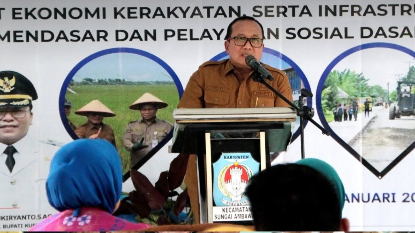 Bupati Kubu Raya Sujiwo memberikan arahan dalam Musrenbang RKPD 2027 Kecamatan Sungai Ambawang, sementara Wakil Bupati Sukiryanto tampak hadir bersama jajaran terkait. (Dok. HO/Faktakalbar.id)