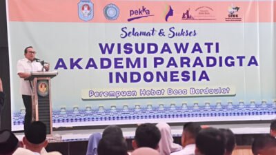 Bupati Sujiwo mewisuda 198 wisudawati Akademi Paradigta Indonesia. (Dok: @prokopim_kuburaya)