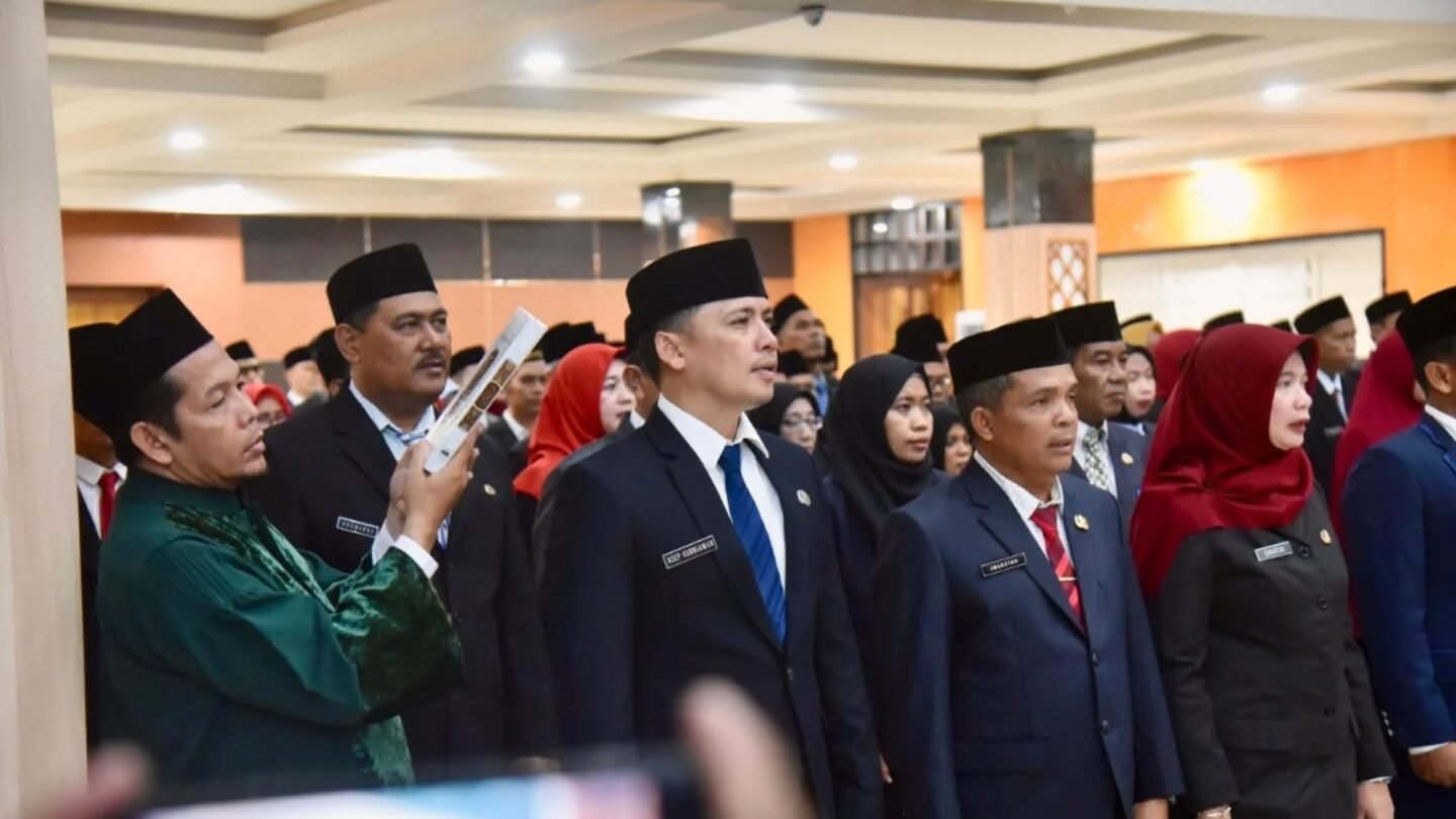 Bupati Kubu Raya Sujiwo saat melantik dan mengambil sumpah jabatan pejabat Eselon II, III, dan IV di Aula Praja Utama Kantor Bupati Kubu Raya. (Dok. HO/Faktakalbar.id)