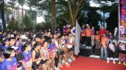 Bupati Kubu Raya Sujiwo mengangkat bendera start saat melepas ribuan peserta lari Gigi Run 2 di Halaman Kantor Bupati Kubu Raya. (Dok. HO/Faktakalbar.id)