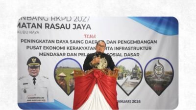 Bupati Kubu Raya Sujiwo memberikan sambutan dalam acara Musrenbang RKPD 2027 Kecamatan Rasau Jaya. (Dok. HO/Faktakalbar.id)