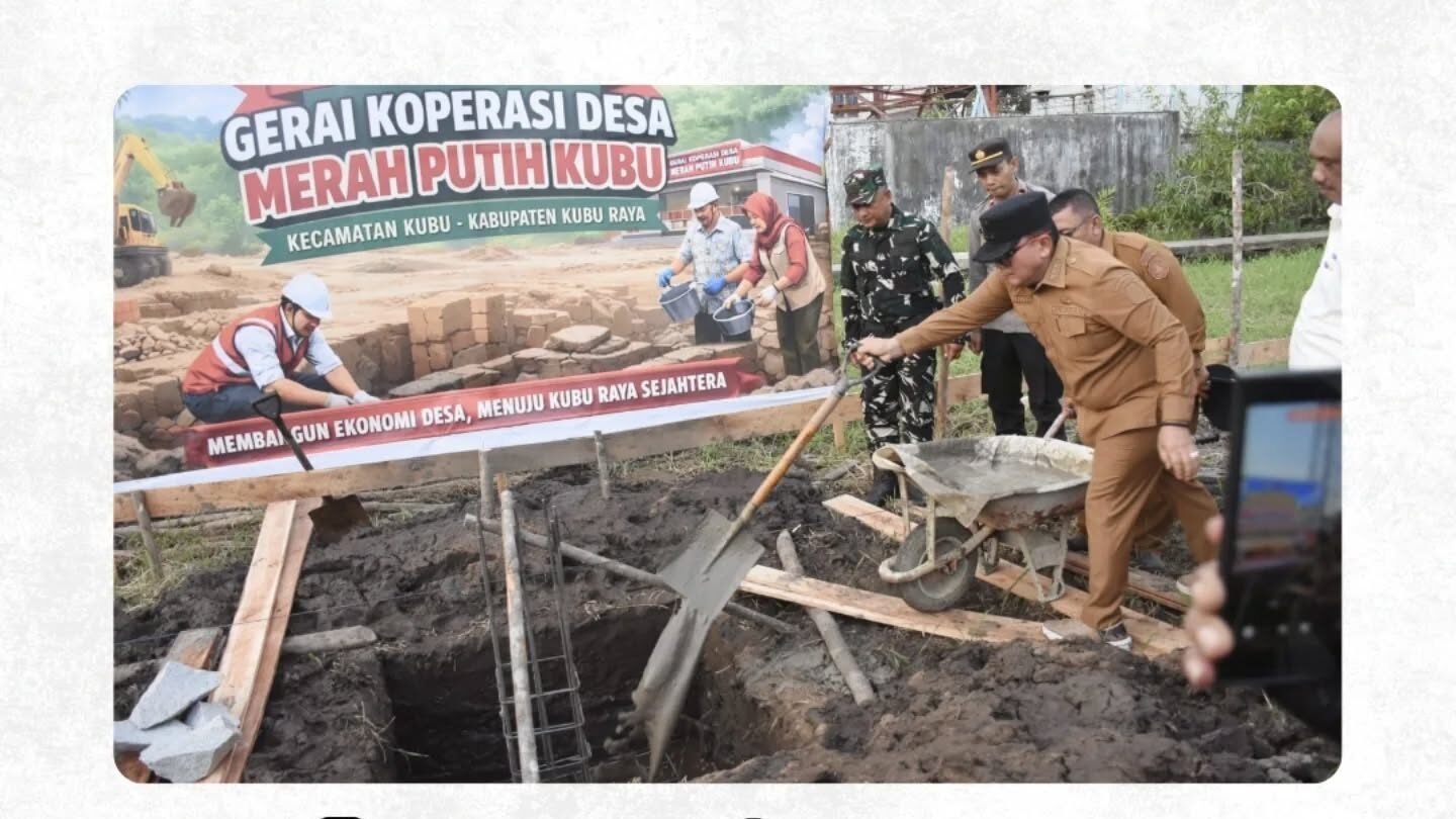 Bupati Kubu Raya Sujiwo melakukan prosesi peletakan batu pertama pembangunan Gerai Koperasi Desa Merah Putih (KDMP) di Desa Kubu. (Dok. HO/Faktakalbar.id)