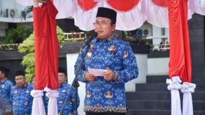 Bupati Kubu Raya, Sujiwo, memberikan amanat saat bertindak sebagai pembina apel gabungan awal tahun di halaman Kantor Bupati Kubu Raya, Senin (5/1/2026). Kegiatan ini diikuti oleh seluruh Aparatur Sipil Negara (ASN) di lingkungan pemkab. (Dok. HO/Faktakalbar.id)
