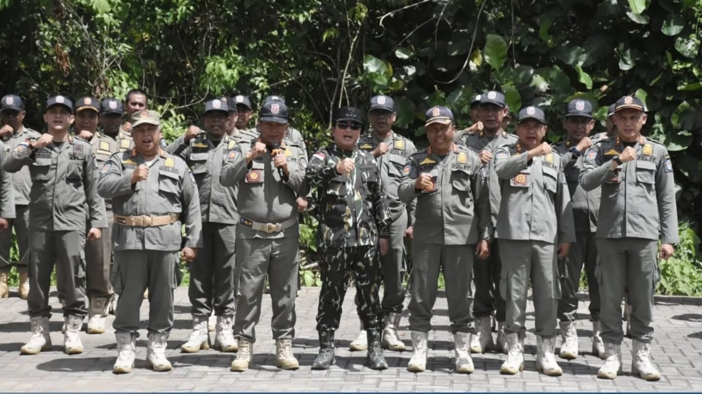 Bupati Kubu Raya Sujiwo berfoto bersama personel Satpol PP usai memimpin apel pagi dan memberikan arahan. (Dok. HO/Faktakalbar.id)