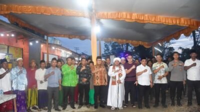 Bupati Kubu Raya, Sujiwo (tengah, berkopiah hitam), berfoto bersama para pedagang kaki lima (PKL) saat acara syukuran penataan kawasan di Jalan Mayor Alianyang, Sungai Ambawang, Jumat (2/1/2026). (Dok. HO/Faktakalbar.id)