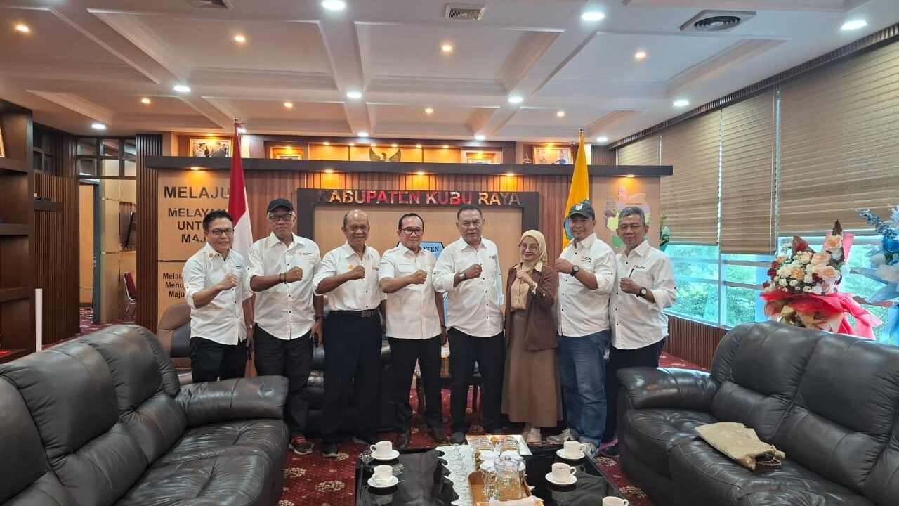 Bupati Kubu Raya Sujiwo (berbaju batik) berfoto bersama Ketua Formajakon Baskoro Efendy dan pengurus lainnya yang mengenakan kemeja putih di ruang kerja bupati. (Dok. HO/Faktakalbar.id)