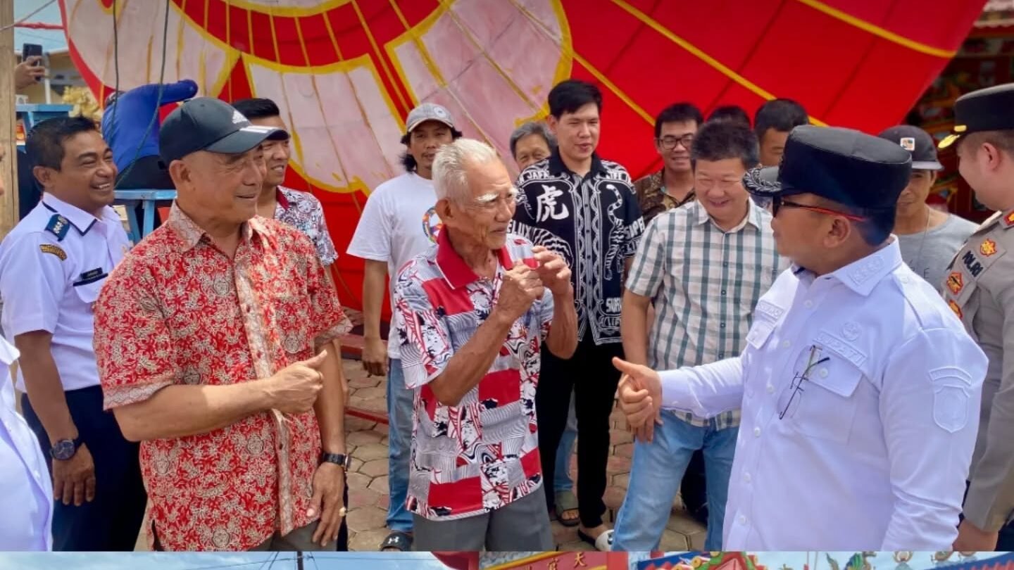 Bupati Kubu Raya Sujiwo berbincang hangat dengan pengurus kelenteng dan melakukan peletakan konblok secara simbolis bersama Kapolres Kubu Raya di Kelenteng Hieng Thian Siang Ti. (Dok. HO/faktakalbar.id)