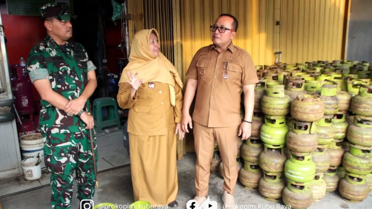 Bupati Kubu Raya Sujiwo didampingi Dandim 1207 Pontianak meninjau tumpukan tabung gas elpiji 3 kg bersubsidi saat operasi pasar di Desa Ambawang Kuala. (Dok. HO/Faktakalbar.id)