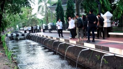 Bupati Sujiwo dan Wakil Gubernur Krisantus Kurniawan meninjau parit yang disulap menjadi lokasi budi daya ikan di depan Kantor Bupati Kubu Raya. (Dok. HO/Faktakalbar.id)