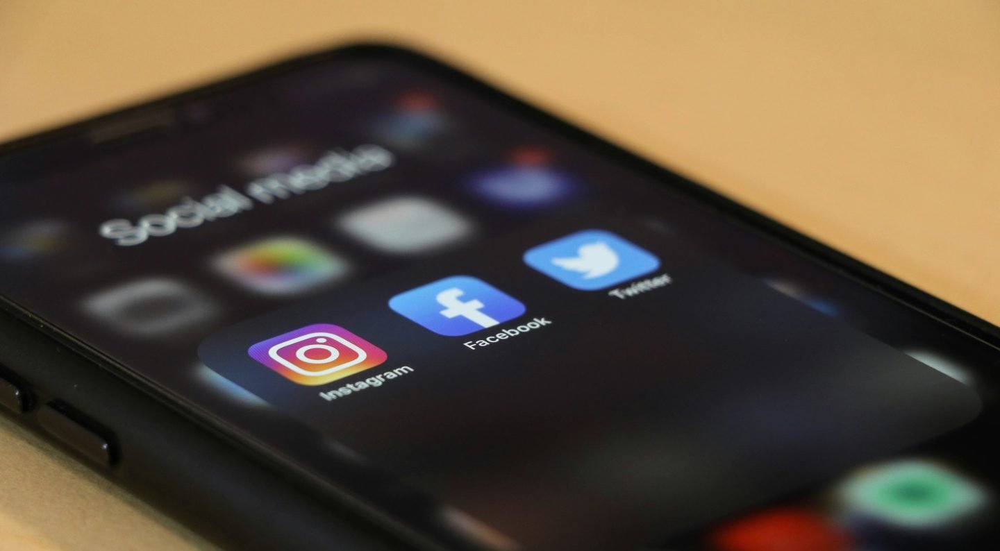 "Merasa hidup didikte oleh notifikasi? Jangan biarkan HP mengontrol Anda. Ikuti tantangan detoks digital 7 hari yang ringan dan anti-gagal ini."