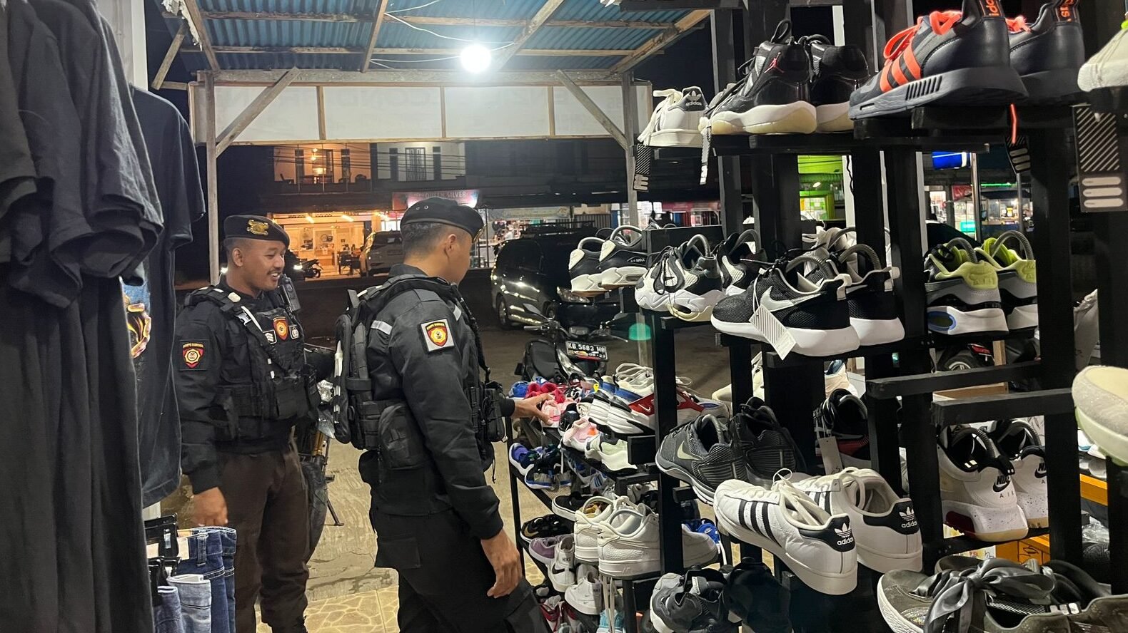 "Antisipasi tindak kriminal saat jam istirahat, polisi intensifkan patroli malam di pemukiman dan objek vital Kayong Utara. Situasi terpantau kondusif."