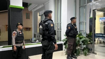 "Mengantisipasi gangguan keamanan, Polres Kayong Utara menyisir sejumlah objek vital seperti bank dan penginapan di kawasan Sukadana, Kamis (8/1/2026) malam."