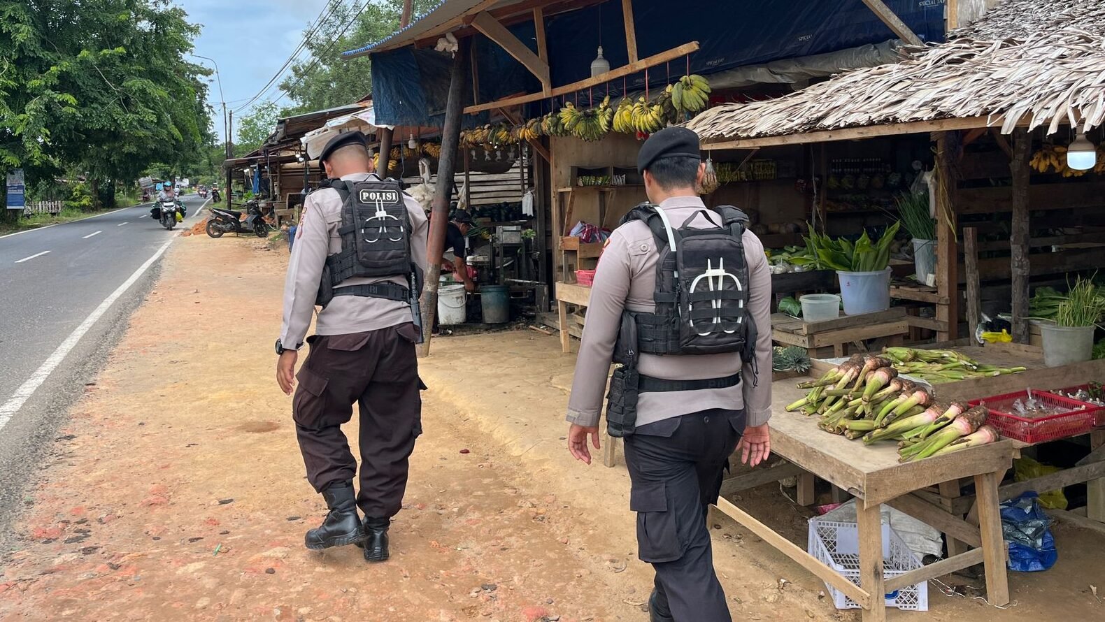 "Manfaatkan libur Isra Mi'raj, Polres Kayong Utara intensifkan patroli di pemukiman warga Sukadana. Langkah ini untuk mencegah pencurian rumah kosong."