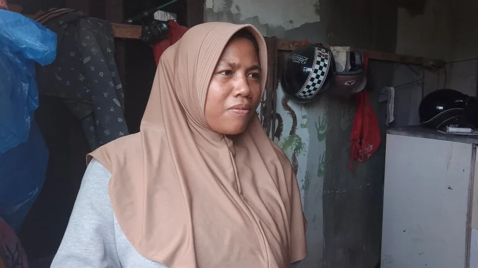 "Kisah Salimah, warga Paris II Pontianak yang kesulitan bernapas di dalam rumah akibat asap Karhutla. Anak balitanya batuk tak henti, warga terpaksa padamkan api dengan lumpur. "