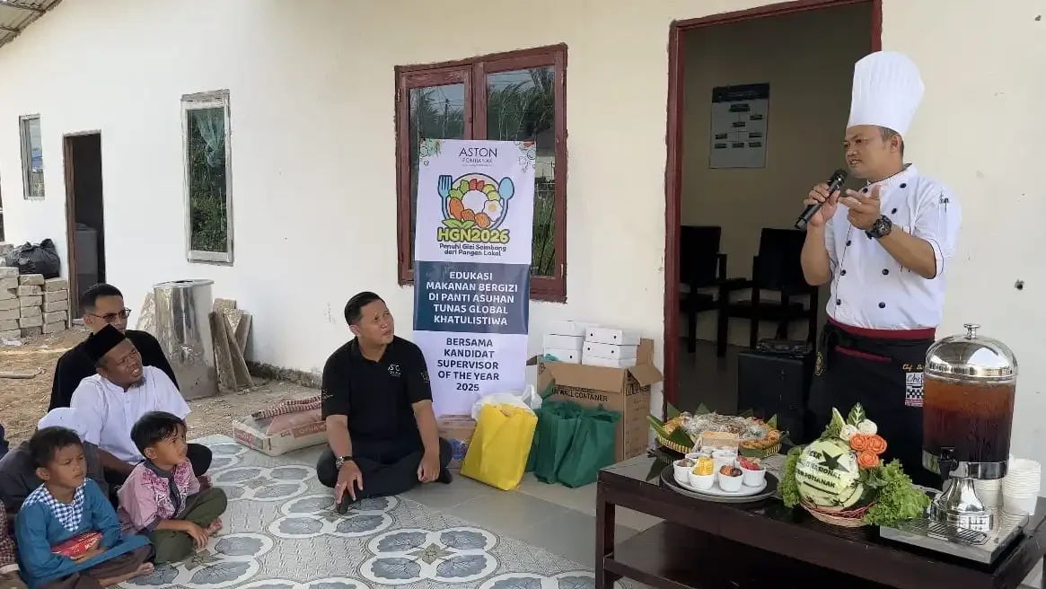 Chef Danu dari Aston Pontianak memberikan materi edukasi tentang makanan bergizi seimbang dan pola hidup sehat kepada anak-anak panti asuhan. (Dok. HO/Faktakalbar.id)