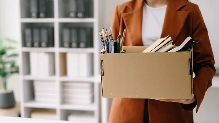 "Perhatikan tanda-tandanya sebelum terlambat! Kenali 6 ciri karyawan mau resign, mulai dari perubahan perilaku hingga penurunan antusiasme dalam bekerja."