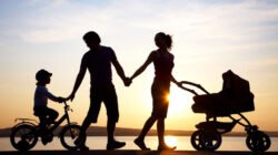 "Ingin anak sukses di masa depan? Pakar psikologi ungkap 5 ciri pola asuh orang tua yang menentukan kesuksesan anak. Cek apakah Anda memilikinya di sini!"