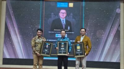 Kepala Divisi Usaha Syariah Bank Kalbar, Edy Hermawan (tengah), mewakili manajemen menerima tiga penghargaan bergengsi dalam ajang Marketing & Halal Summit 2026 di Jakarta. (Dok. HO/Faktakalbar.id)