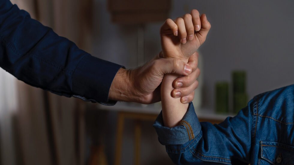 "Benarkah korban pelecehan bisa jadi pelaku? Pahami konsep 'Cycle of Abuse' dan pentingnya pemulihan mental untuk memutus rantai trauma kekerasan seksual."