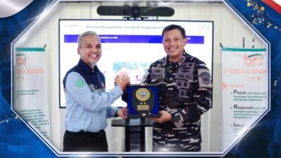 Komandan Kodaeral XII Laksamana Muda TNI Sawa menyerahkan plakat kepada Direktur Utama PT BAI Darwin Saleh Siregar saat kunjungan kerja di Mempawah. (Dok. Kodaeral XII)