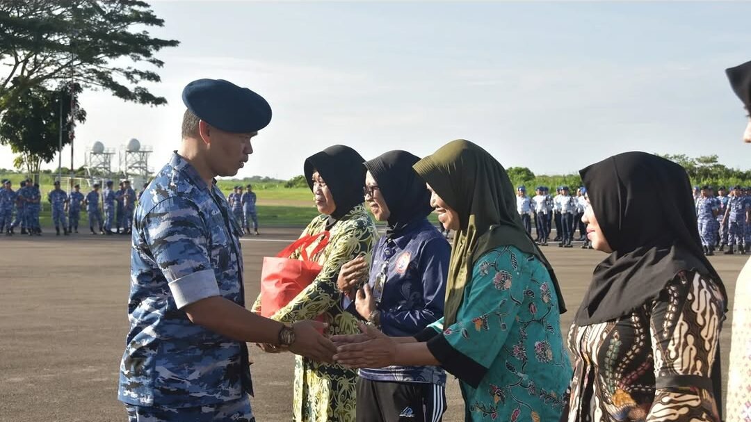 Komandan Lanud Supadio, Sidik Setiyono (kiri), menyalami dan memberikan bingkisan penghargaan kepada perwakilan Tenaga Harian Sukarela (THS) usai apel luar biasa di Main Apron Lanud Supadio, Kubu Raya, Jumat (2/1/2026). (Dok. HO/Faktakalbar.id)