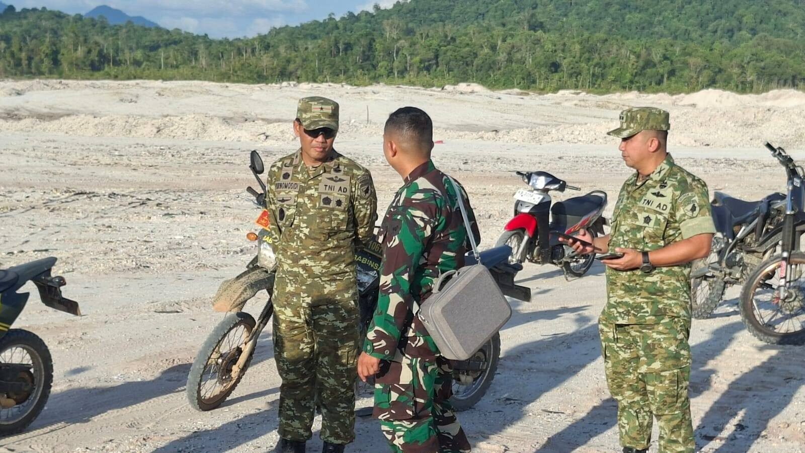 Danrem 121/Abw Brigjen TNI Purnomosidi saat meninjau lokasi rencana pembangunan Batalyon TP 836/PP di Bengkayang. (Dok. HO/Faktakalbar.id)