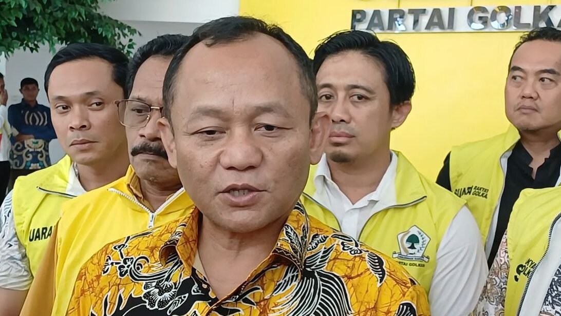 "Golkar sebut penolakan Pilkada via DPRD karena trauma Orba, namun data LSI Denny JA membuktikan 84% Gen Z menolak keras. Simak beda narasi elit vs data survei."