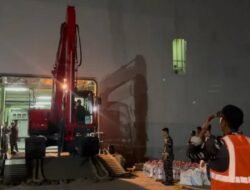Percepat Pemulihan Bencana, KRI Banda Aceh-593 Debarkasi Alat Berat di Lhokseumawe