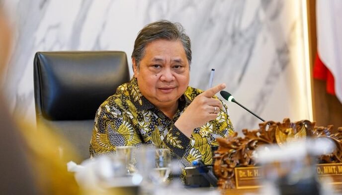 "Defisit APBN 2025 tembus 2,92% PDB, hanya selisih tipis dari batas konstitusi 3%. Menko Airlangga minta publik tak khawatir dan membandingkan RI dengan negara lain yang lebih parah."