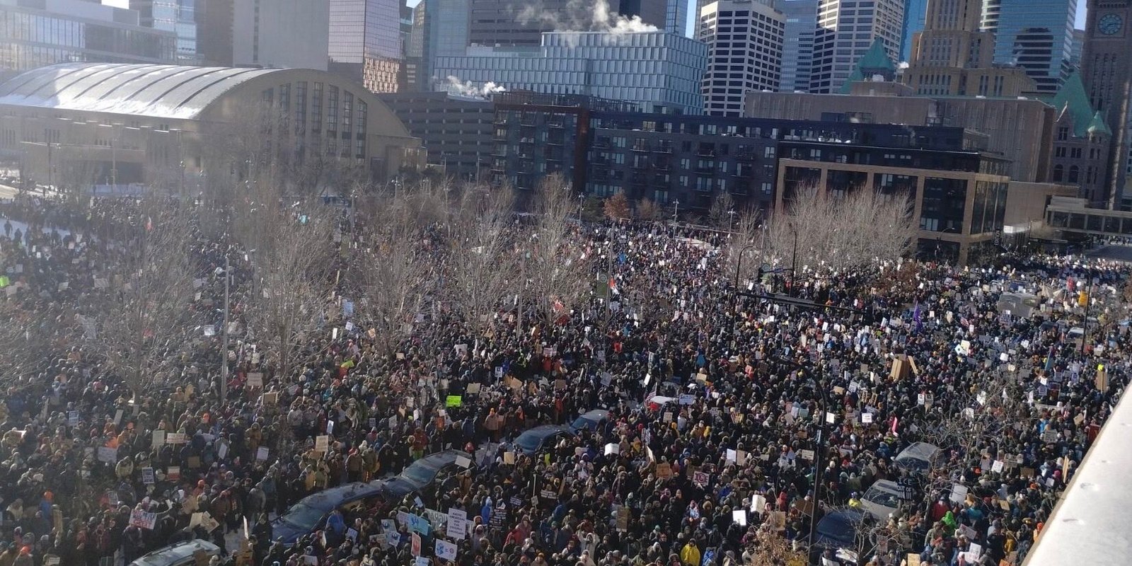 Ribuan demonstran memadati jalanan Kota Minneapolis di tengah musim dingin untuk memprotes tindakan brutal agen ICE Amerika Serikat. (Dok. Ist)