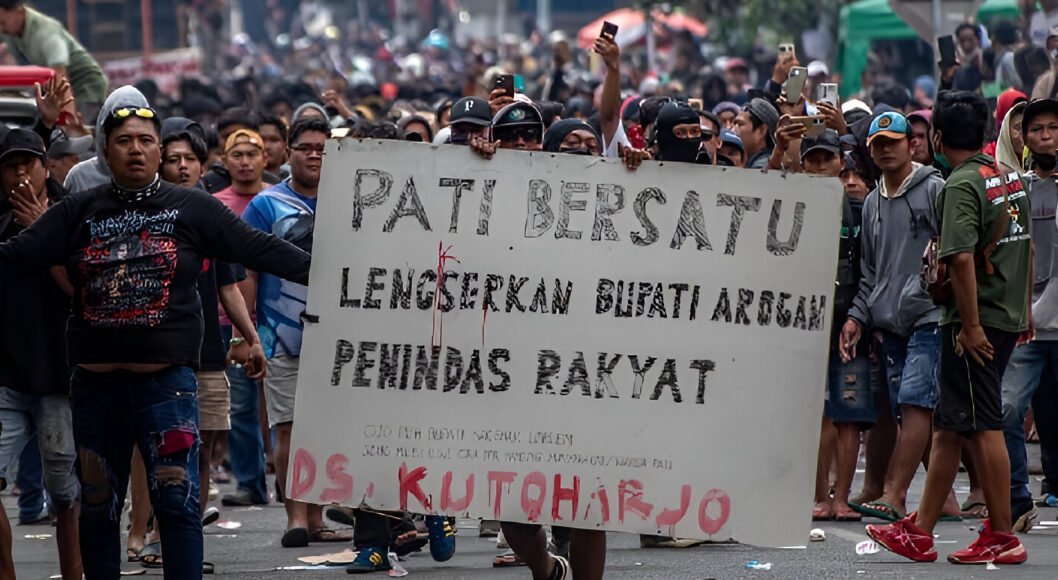 Aksi demonstrasi di Pati pada Agustus 2025, mendesak Sudewo turun dari kursi bupati. (Dok. Ist)
