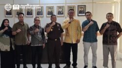 Jajaran direksi baru PDAM Tirta Khatulistiwa saat melakukan kunjungan silaturahmi ke Kantor Kejaksaan Negeri Pontianak, Kamis (4/12/2025). Kunjungan ini bertujuan memperkuat sinergi dalam mewujudkan tata kelola perusahaan yang bersih. (Dok. HO/Faktakalbar.id)