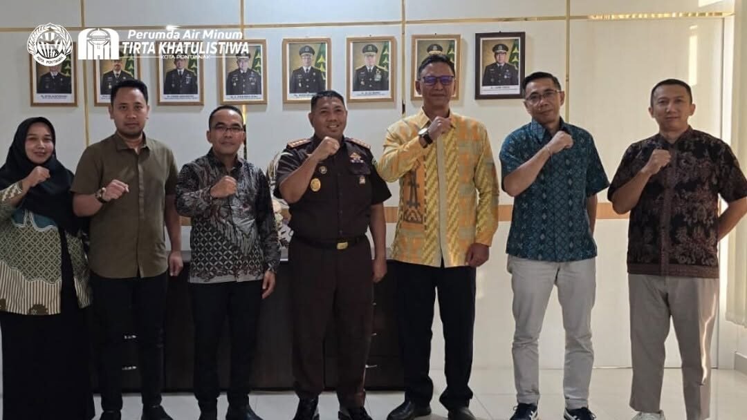 Jajaran direksi baru PDAM Tirta Khatulistiwa saat melakukan kunjungan silaturahmi ke Kantor Kejaksaan Negeri Pontianak, Kamis (4/12/2025). Kunjungan ini bertujuan memperkuat sinergi dalam mewujudkan tata kelola perusahaan yang bersih. (Dok. HO/Faktakalbar.id)
