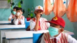 "Siswa-siswi mengenakan masker untuk mengurangi dampak asap karhutla."