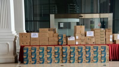 Tumpukan kardus berisi donasi obat-obatan dari berbagai perusahaan farmasi untuk mendukung kegiatan Latsitardanus Unhan RI di Aceh Tamiang. (Dok. Unhan RI)