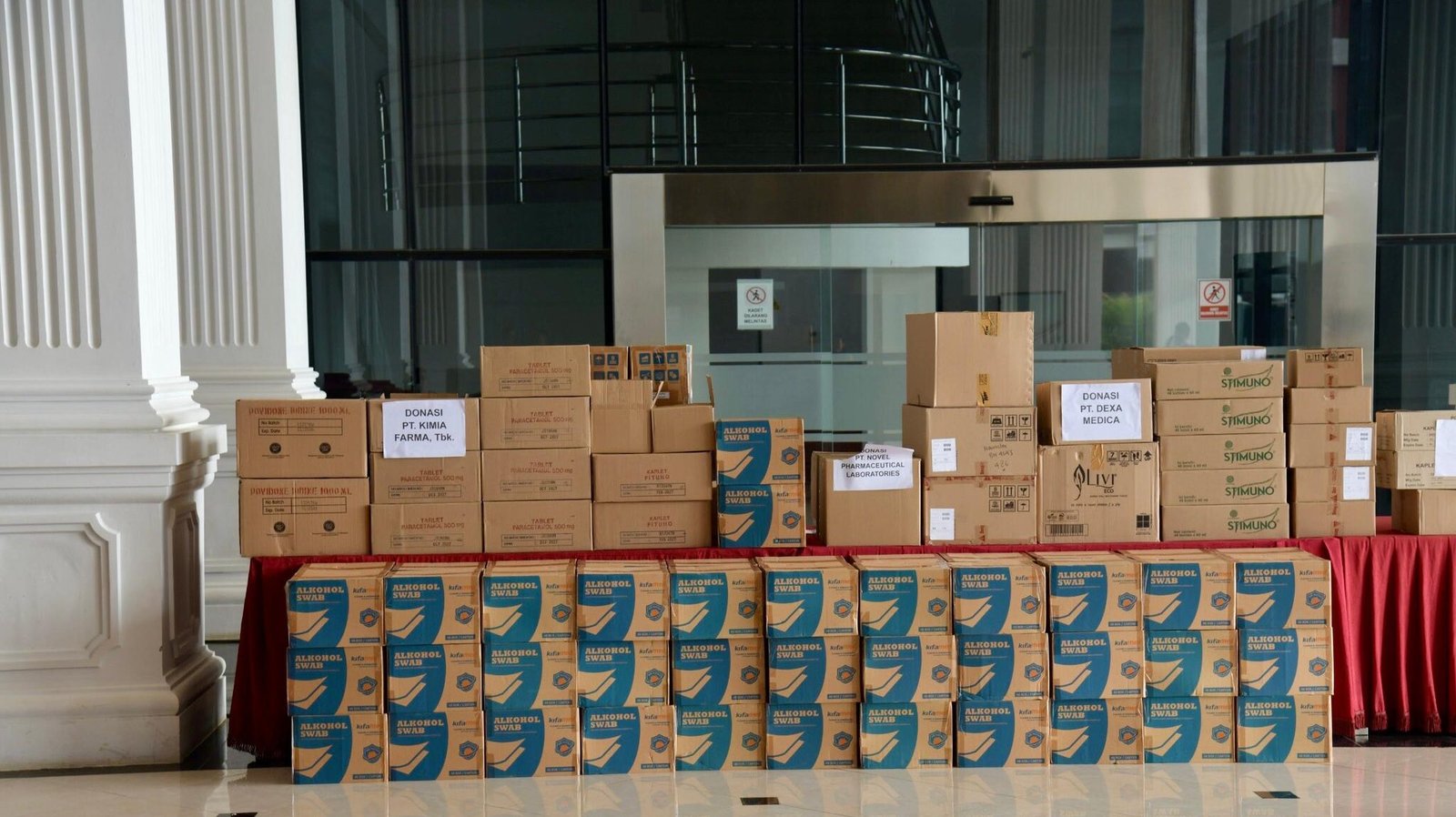 Tumpukan kardus berisi donasi obat-obatan dari berbagai perusahaan farmasi untuk mendukung kegiatan Latsitardanus Unhan RI di Aceh Tamiang. (Dok. Unhan RI)