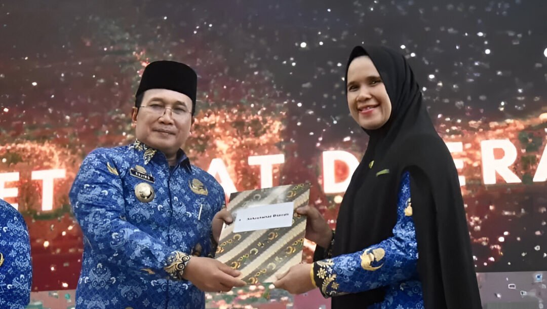 Bupati Kubu Raya, Sujiwo, bersama Wakil Bupati Sukiryanto, secara resmi menyerahkan Dokumen Pelaksanaan Anggaran (DPA) Perangkat Daerah dan Uang Persediaan (UP) Tahun Anggaran 2026. (Dok: @prokopim_kuburaya)