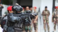 Personel pasukan khusus TNI dengan senjata lengkap melakukan simulasi penindakan antiteror. (Dok. Ist)