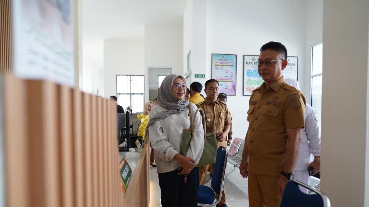 Wali Kota Pontianak Edi Rusdi Kamtono berbincang dengan warga di loket pelayanan salah satu Puskesmas baru yang telah beroperasi. (Dok. HO/Faktakalbar.id)
