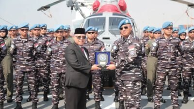 Duta Besar RI untuk Arab Saudi, Dr. Abdul Aziz Ahmad, menyerahkan plakat penghargaan kepada Dansatgas MTF TNI Konga XXVIII-P/UNIFIL di atas geladak KRI Sultan Iskandar Muda-367 saat sandar di Jeddah. (Dok. HO/Faktakalbar.id)