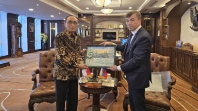 Duta Besar Rusia untuk Indonesia, Sergei Tolchenov, menyerahkan cinderamata berupa lukisan kepada Ketua Mahkamah Agung RI, Sunarto, dalam pertemuan di Jakarta. (Dok. HO/Faktakalbar.id)